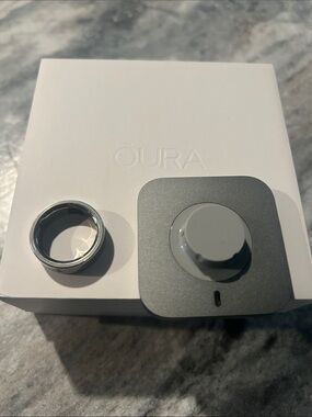 Oura 4 Silver Smart Ring with Gray Magnetic Charger